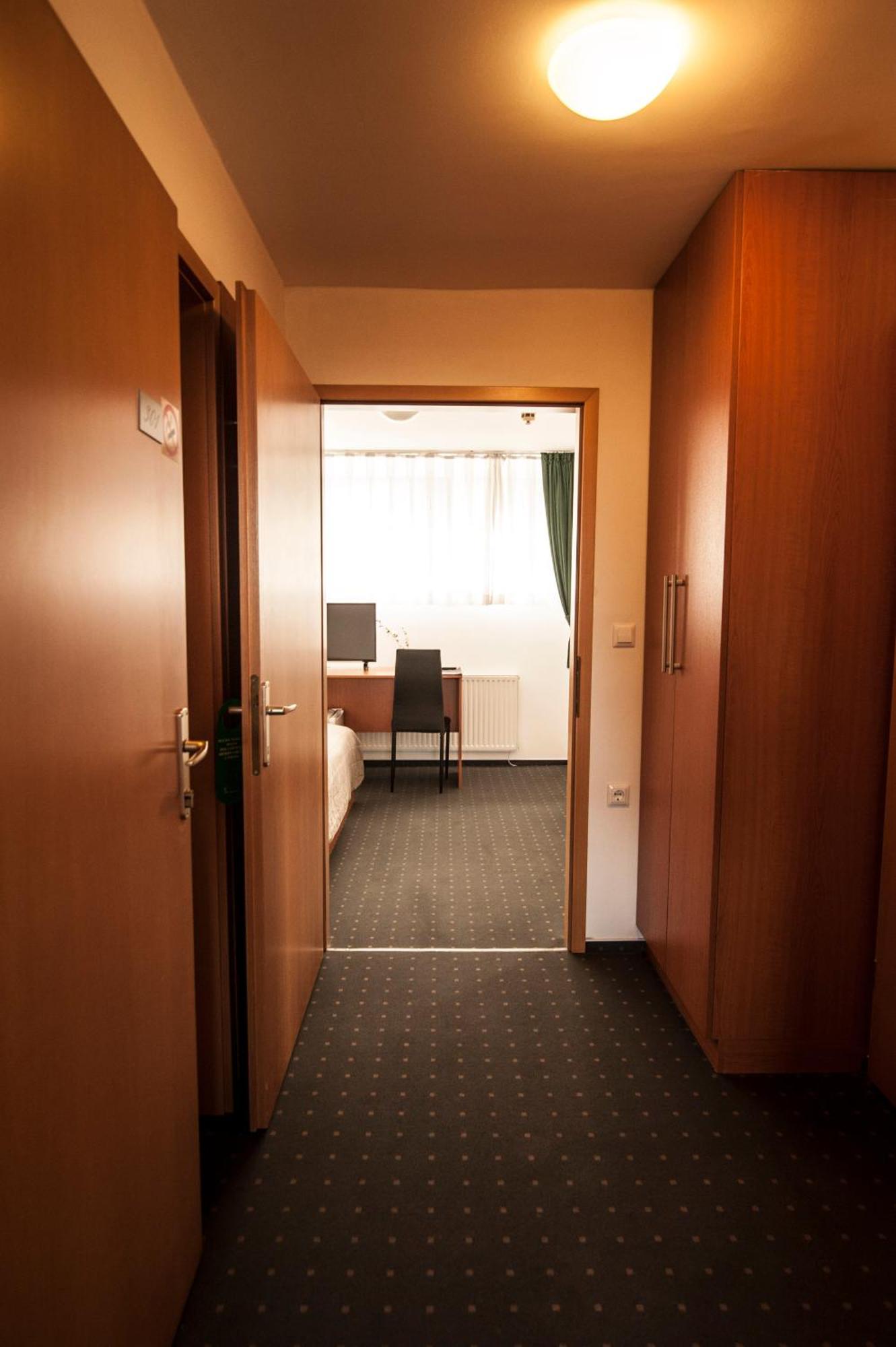 Hotel Faraon Celje Quarto foto