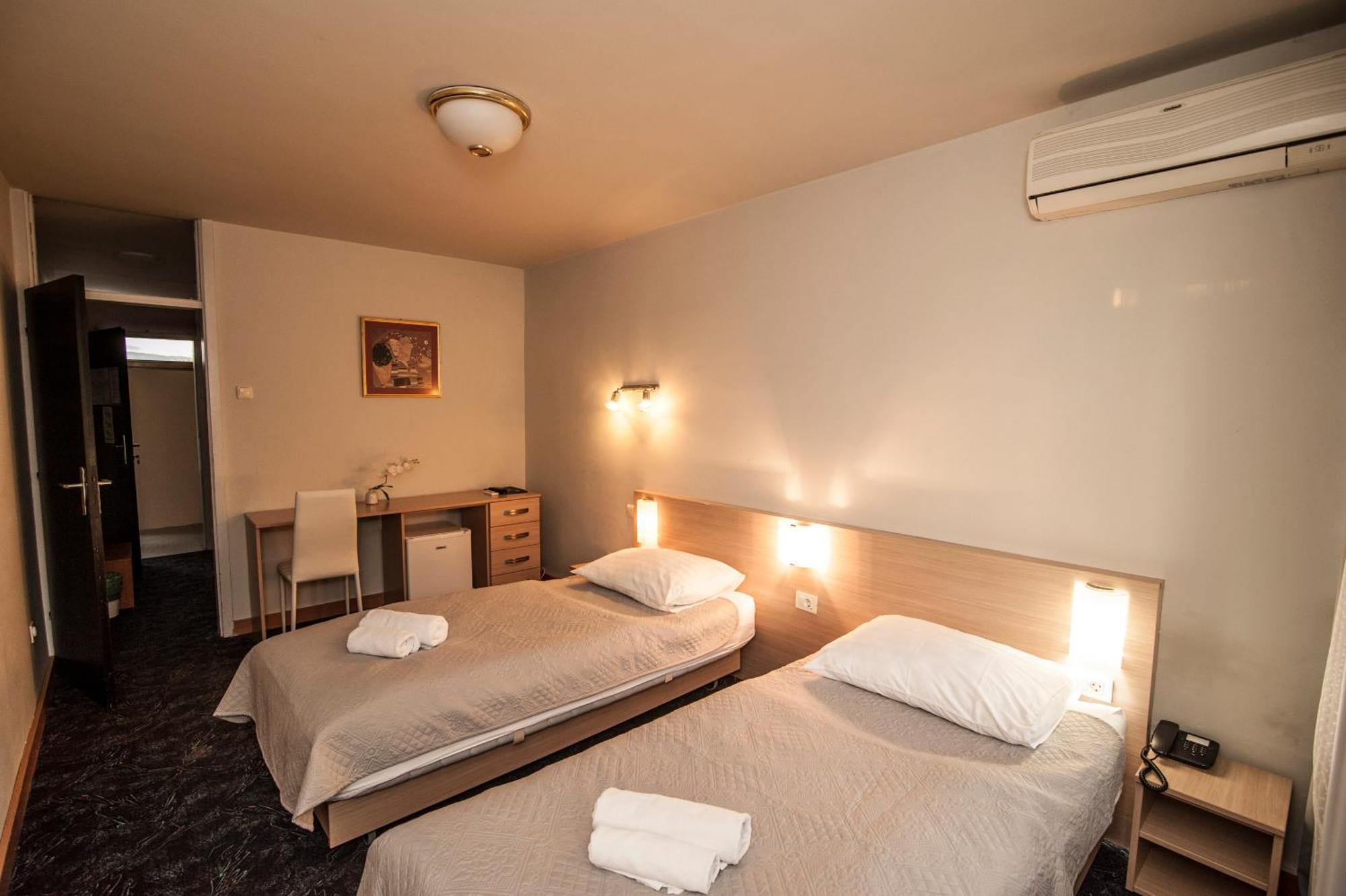 Hotel Faraon Celje Quarto foto