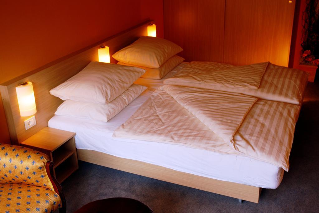 Hotel Faraon Celje Quarto foto