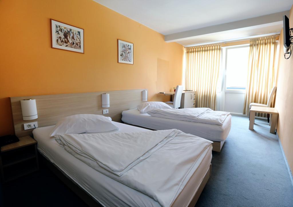 Hotel Faraon Celje Quarto foto